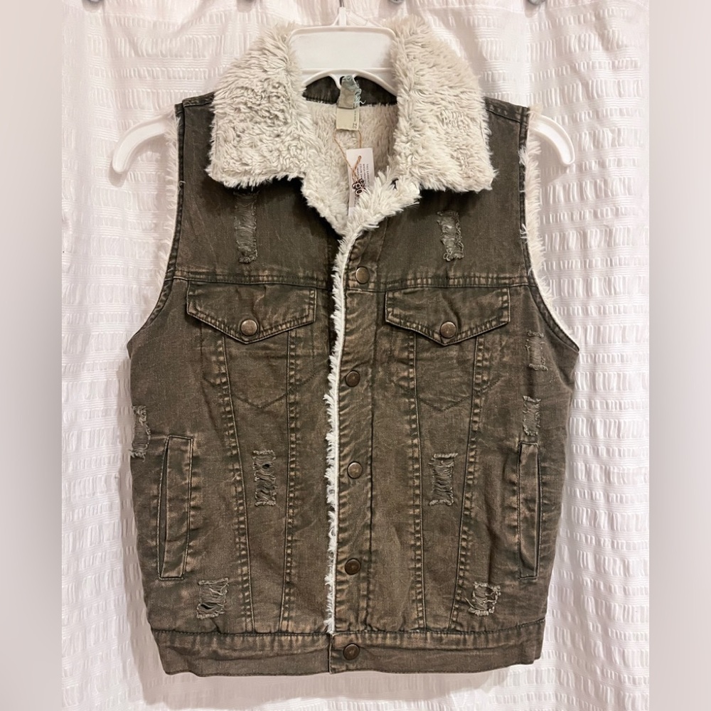 NWT Gimmicks Buckle brand fleece and army green distressed vest XS